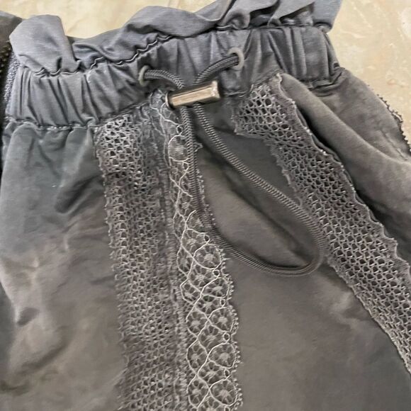 New Free People 
Trailhead Convertible Pants/shorts size M
Retail $188 - Picture 7 of 9